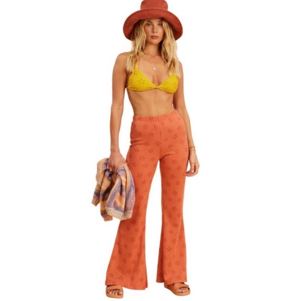 Billabong x salty blonde high waist floral jacquard flare pant. New condition.